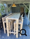Hoge bartafel en krukken. Stilwood.