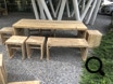 Bedrijfsterrein in Wilrijk. Stilwood. Gesloten tafel met banken en krukjes